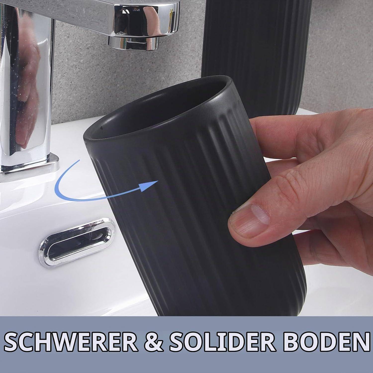 Hand, die einen schwarzen gerippten Becher unter einen Wasserhahn hält, zeigt einen schwereren, stabileren Boden; deutscher Text lautet „SCHWERER & SOLIDER BODEN