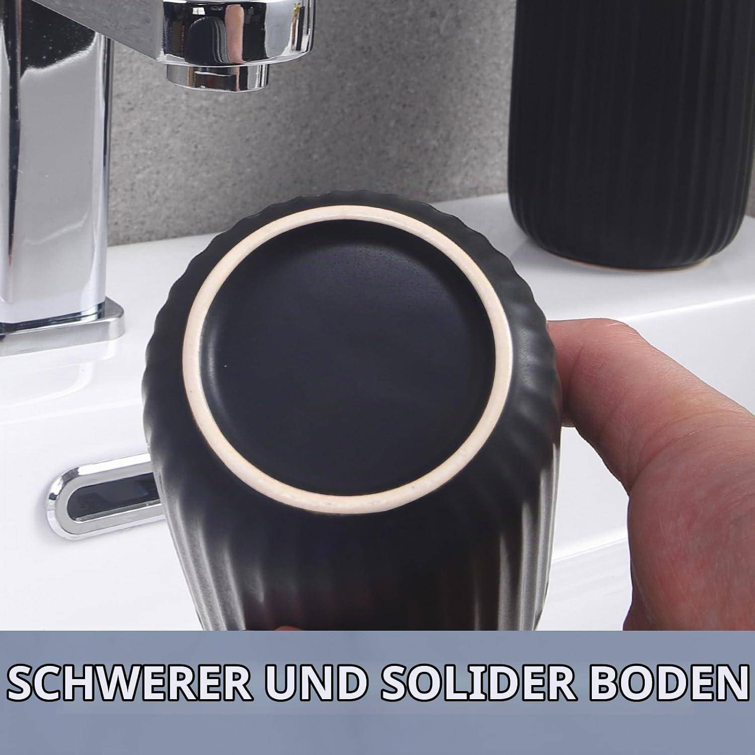 Hand hält einen schwarzen gerippten Becher unter einen Wasserhahn; die Beschriftung sagt „SCHWERER UND SOLIDER BODEN