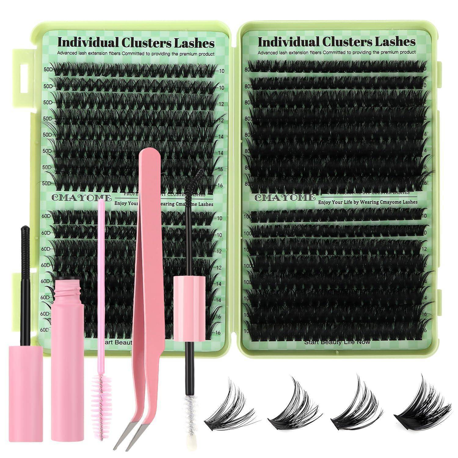 Kit zur Wimpernverlängerung in Rosa mit zwei Tabletts einzelner Cluster-Wimpern, Applikator-Pinzetten, Bürsten und mehreren losen Wimpern-Clustern.