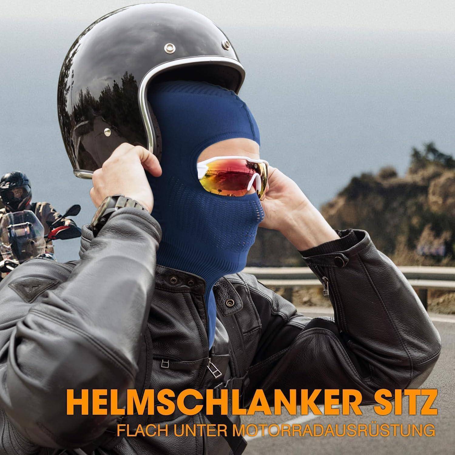 Motorradfahrer zieht einen Helm über eine blaue Sturmhaube; deutscher Text liest sich wie „HELMSCHLANKER SITZ