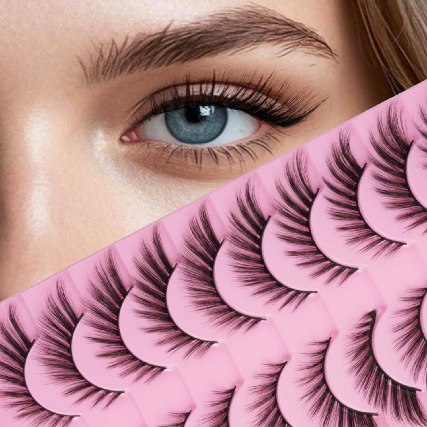 Nahaufnahme des blauen Auges einer Frau, mit einer rosa Packung künstlicher Wimpern im Vordergrund.