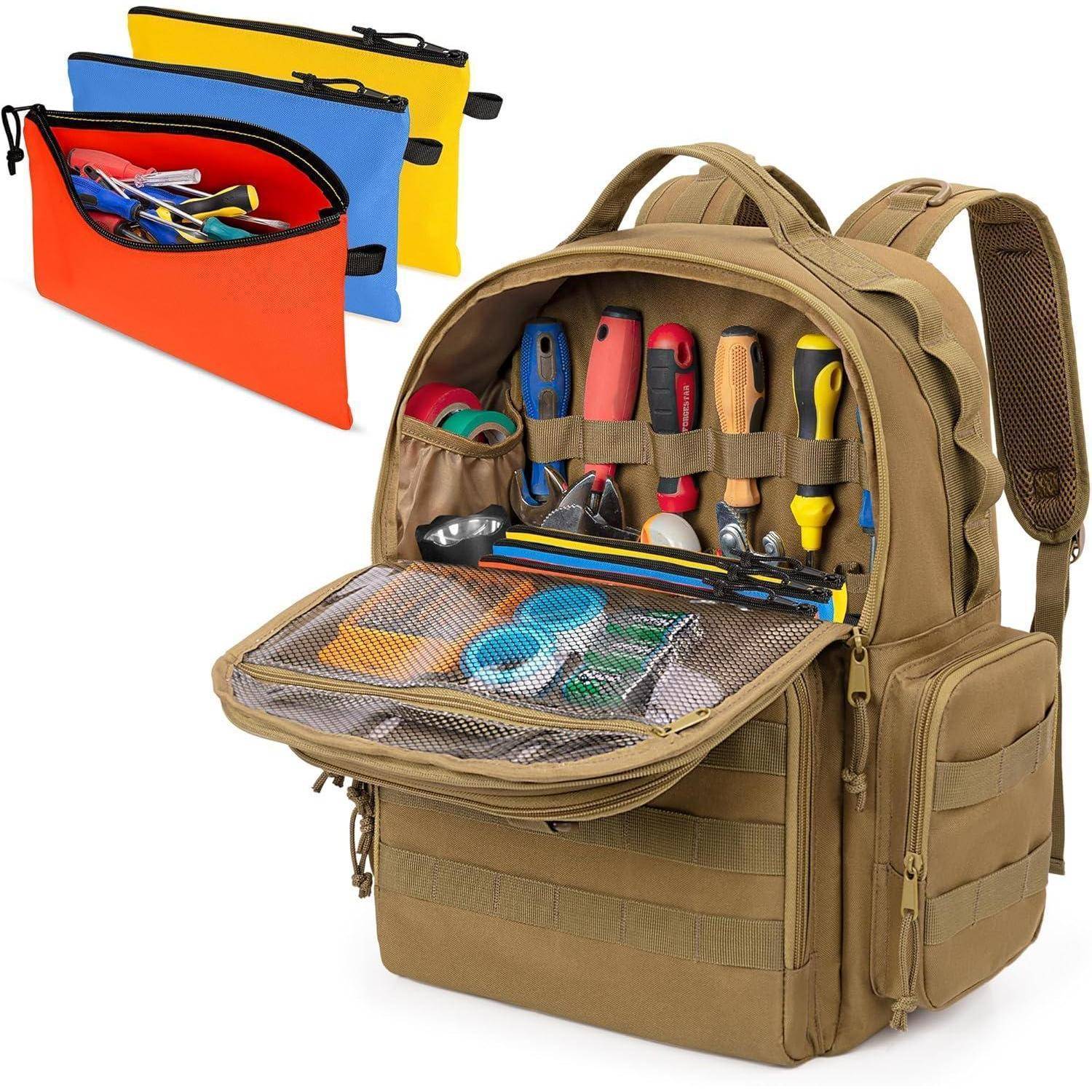 Beiger Werkzeug-Rucksack mit mehreren Handwerkzeugen, die im Inneren organisiert sind, plus drei farbige Reißverschluss-Täschchen im Hintergrund.