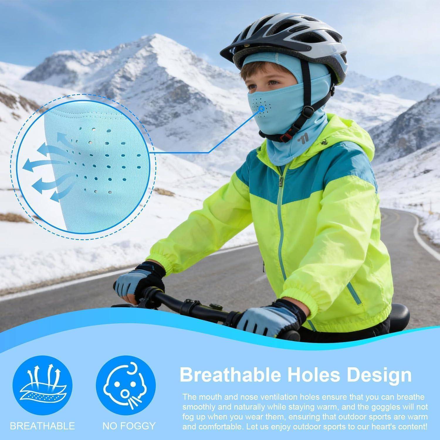 Kind mit Helm fährt Fahrrad in verschneiten Bergen, mit einer Nahaufnahme, die die Belüftungslöcher einer Gesichtsmaske und den Text „Breathable Holes Design" (Design mit Belüftungslöchern) hervorhebt.