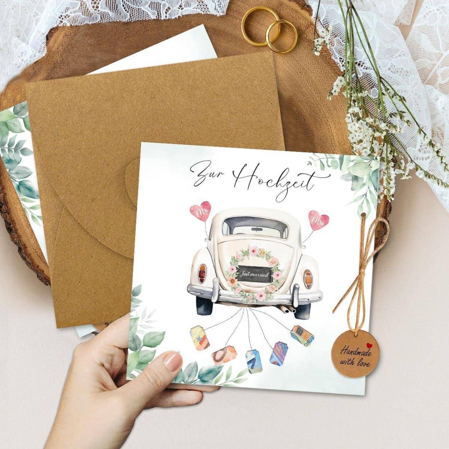Hand, das eine Hochzeitskarte mit der Aufschrift 
