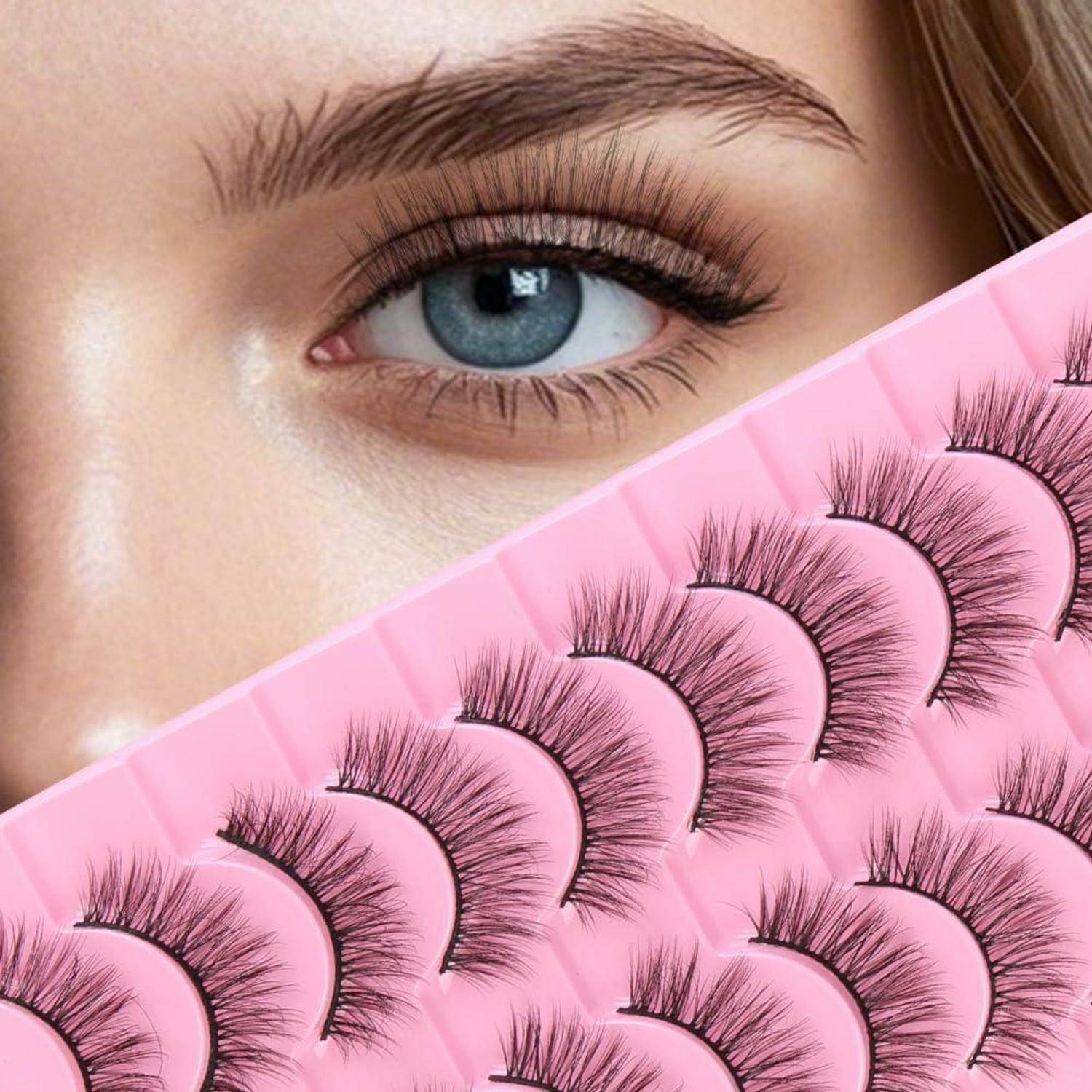 Nahaufnahme eines blauen Auges einer Frau mit einer rosa Anzeige von künstlichen Wimpern, die auf die Schönheit von Wimpern oder die Bewerbung von Kosmetika hindeuten.