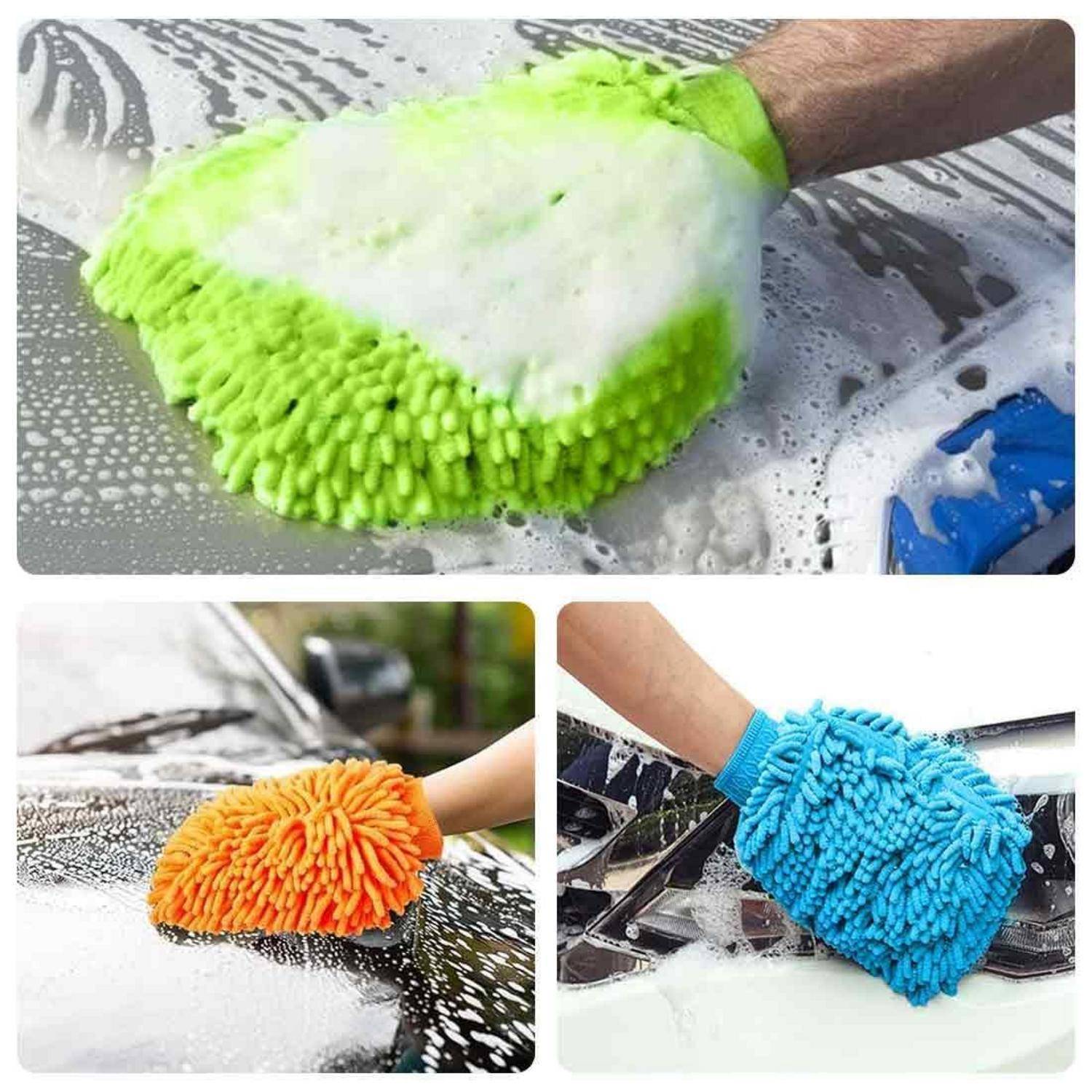 Mikrofaser-Autowäsch-Handschuhe in Grün, Orange und Blau, die eine seifige Autooberfläche und Windschutzscheibe schrubben.