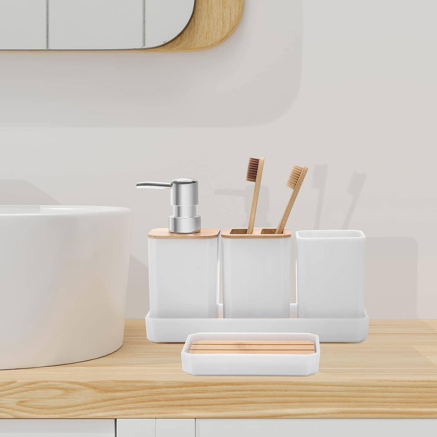 Badezimmer-Waschtisch mit einem weißen Waschbecken, einem Seifenspender, zwei Zahnbürsten in einem Halter und einer Seifenschale auf einer Holzoberfläche