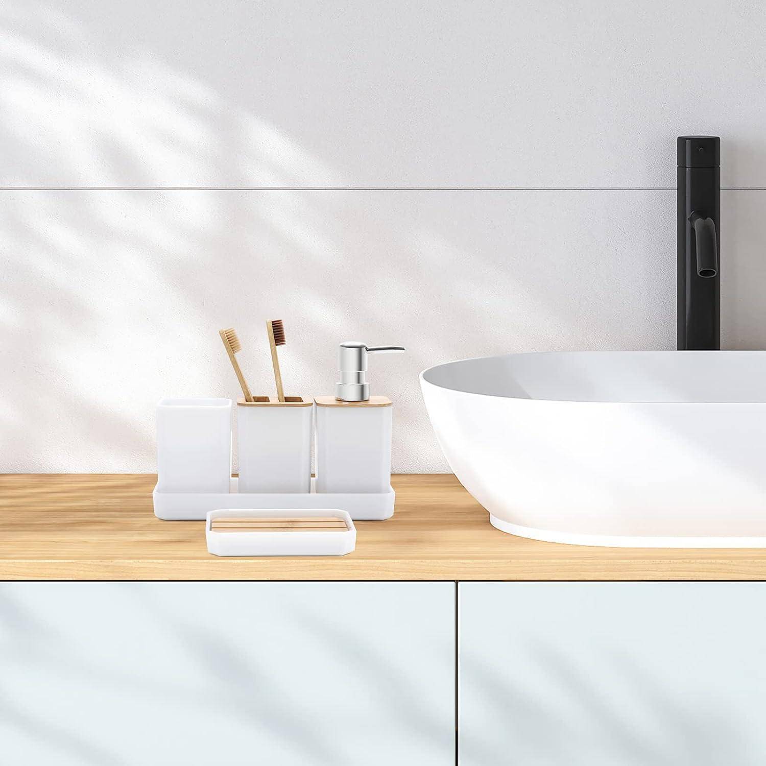 Minimalistischer Badezimmerschrank mit weißen Seifenspendern, Zahnbürsten und einem modernen Waschbecken auf einer hellholzfarbenen Arbeitsplatte.