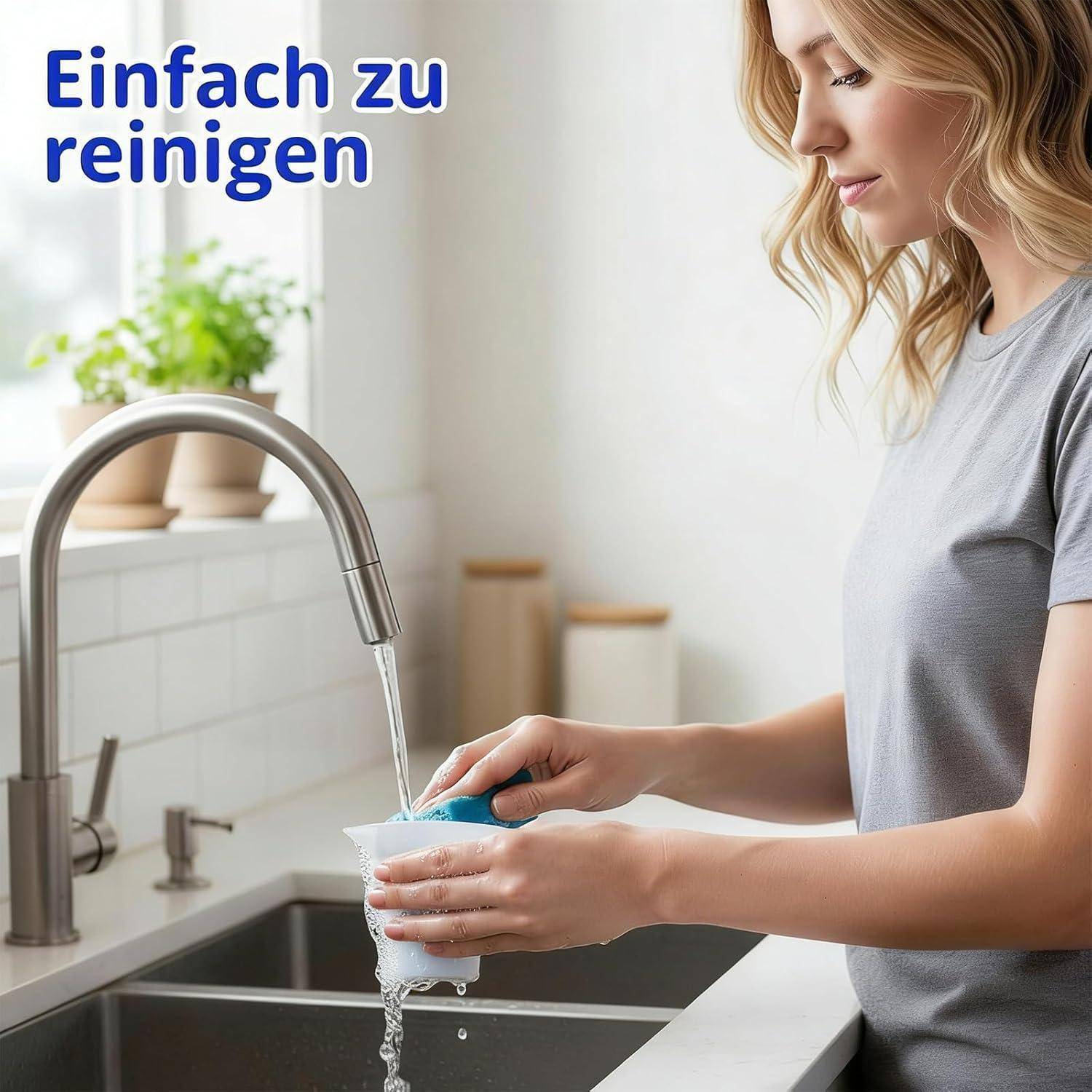 Frau wäscht einen Schwamm unter einem Wasserhahn in der Küche; der Text lautet „Einfach zu reinigen