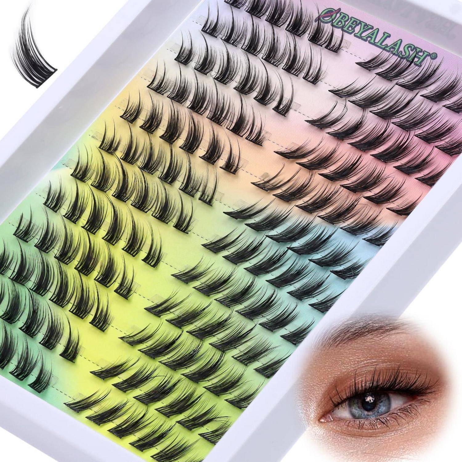 Paket künstlicher Wimpern in Regenbogenfarben, mit einer Nahaufnahme eines Auges mit langen Wimpern in der unteren rechten Ecke.