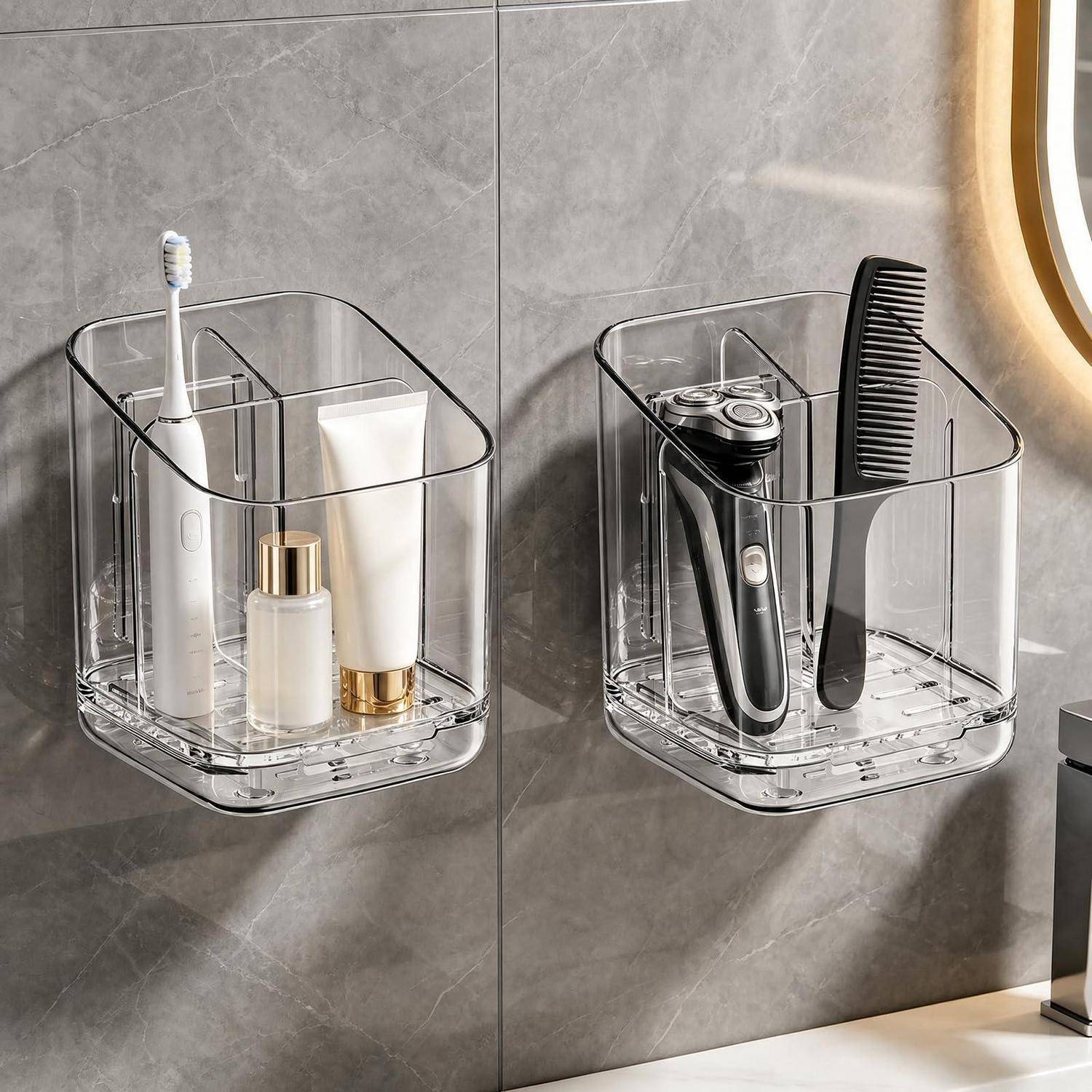 Zwei an der Wand angebrachte durchsichtige Kunststoff-Badezimmerorganizer halten Toilettenartikel: einer mit einer Zahnbürste, Lotion und einer Tube; der andere mit einem Elektrorasierer und einem Kamm.