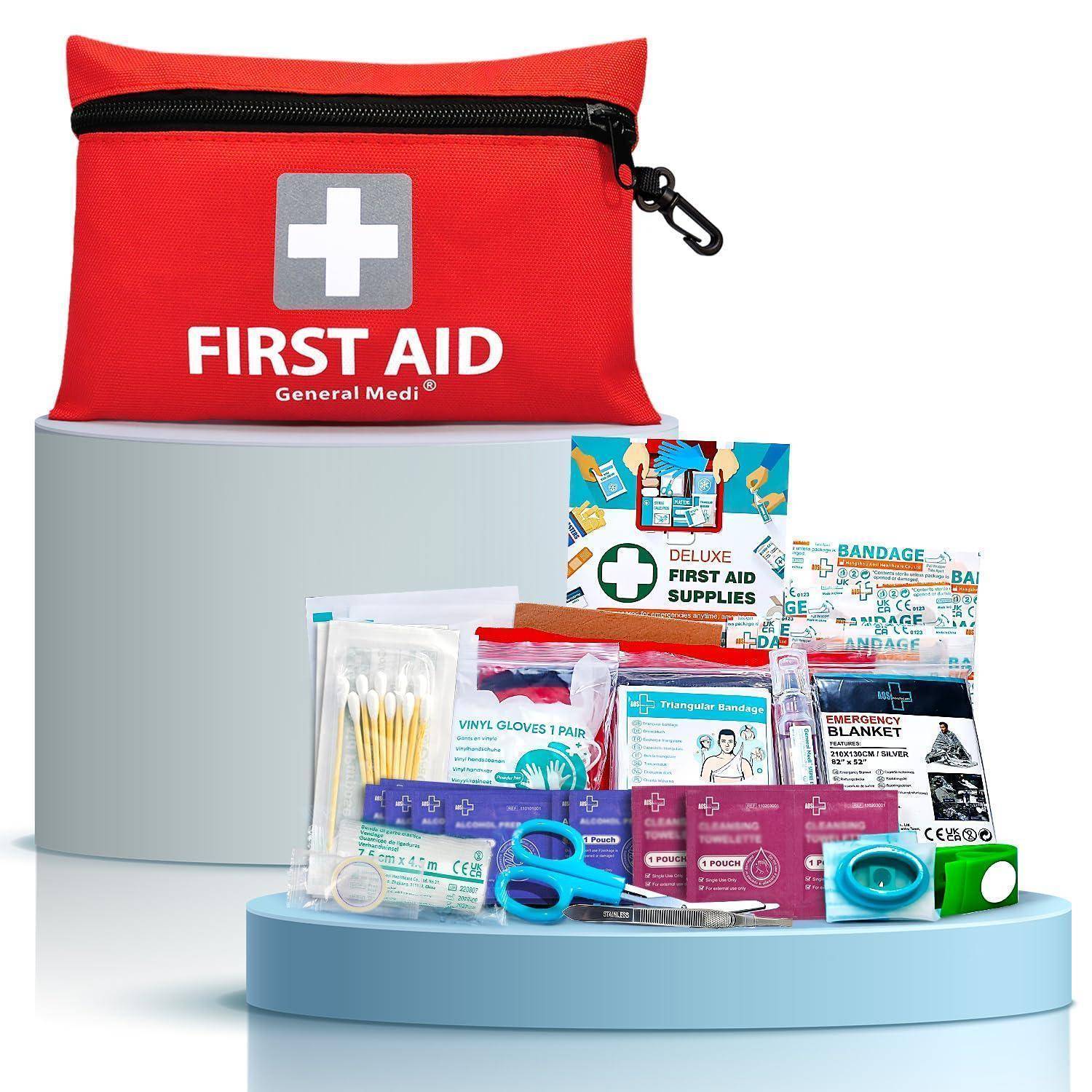 Rote Erste-Hilfe-Tasche mit weißem Kreuz, umgeben von verschiedenen Erste-Hilfe-Materialien wie Verbandsmaterial, Handschuhen, Schere und Rettungsdecke.