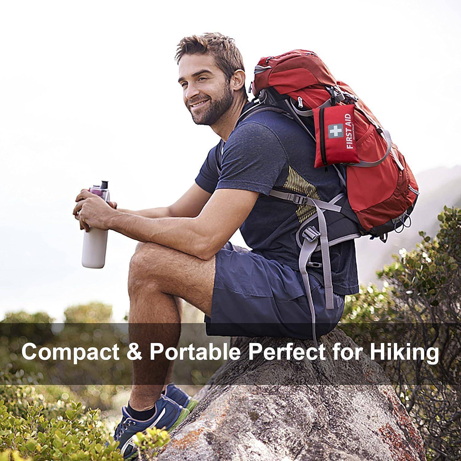 Lächelnde Wanderin ruht sich auf einem Felsen mit einem roten Rucksack und einer Wasserflasche aus; Banner liest „Kompakt und tragbar Perfekt zum Wandern".