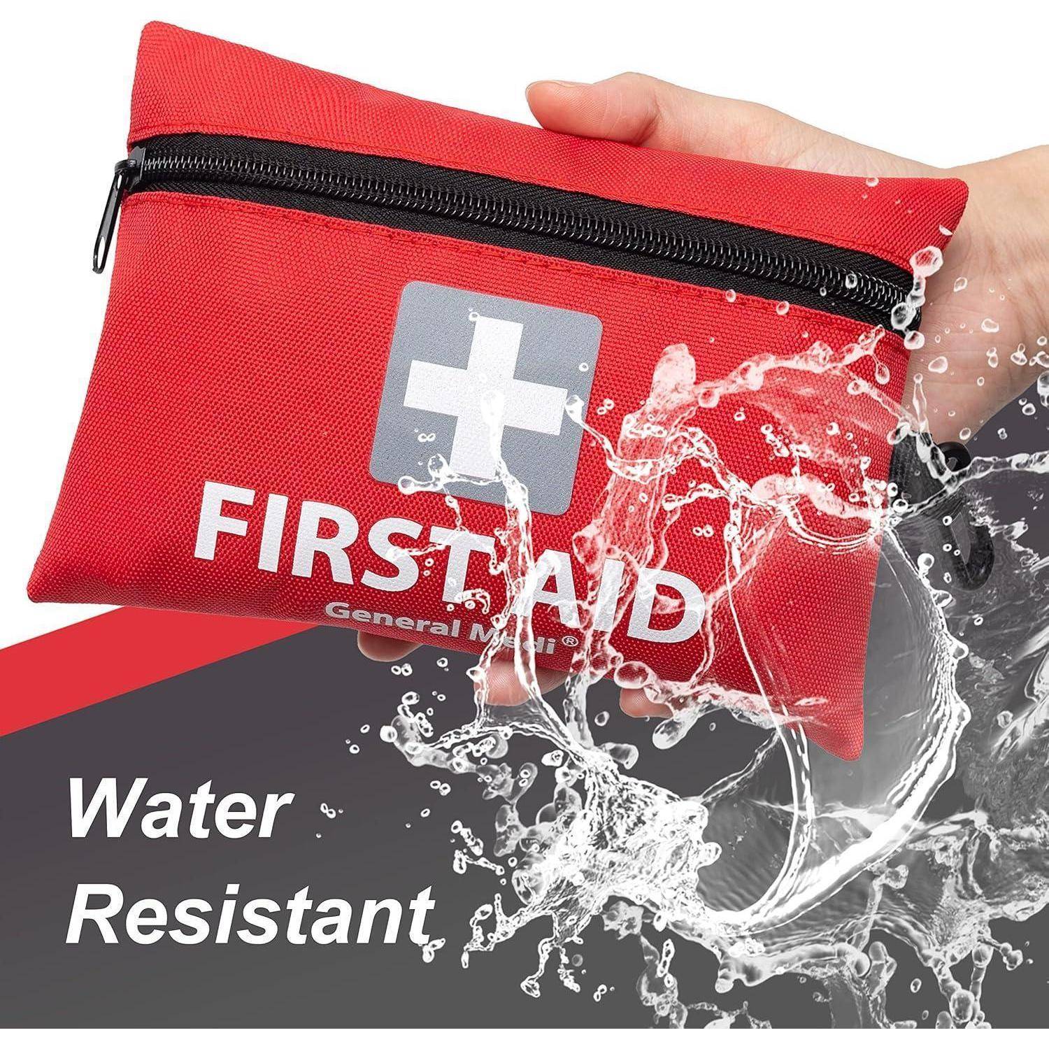 Rote Erste-Hilfe-Tasche, die gehalten wird und mit Wasser bespritzt wird, gekennzeichnet mit "ERSTE HILFE"" und ""Wasserfest"".