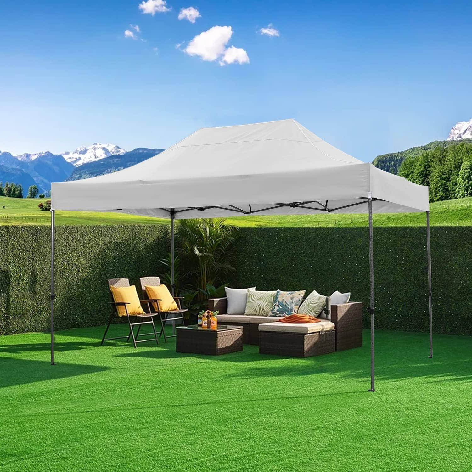 Outdoor-Terrassenzeltdach beschattet ein Rattansofa, Stühle und einen Tisch auf grünem Rasen mit Bergen im Hintergrund.