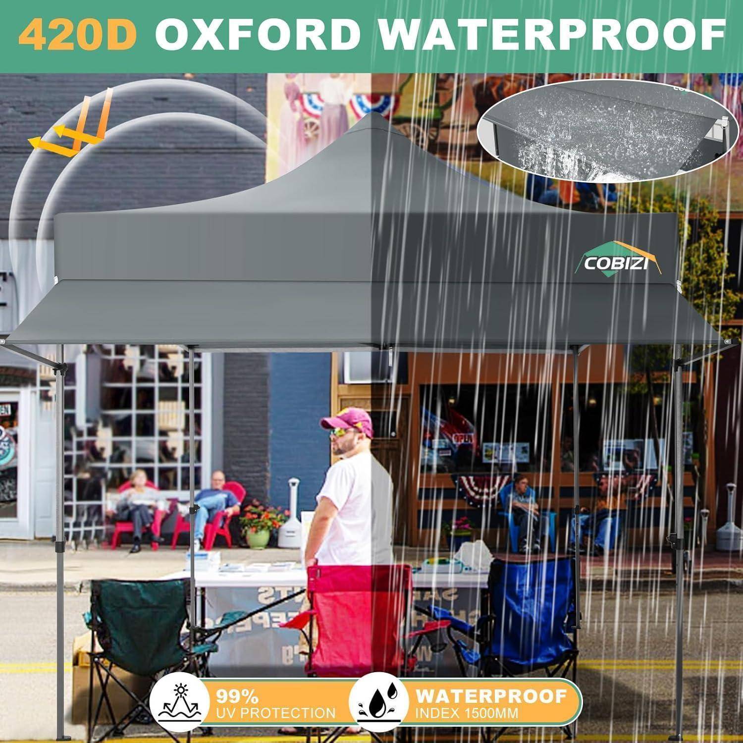 Graues Pop-up-Kuppelzelt mit der Bezeichnung "COBIZI"" und ""420D OXFORD WASSERDICHT"" sowie Wasserdichtigkeitssymbolen, gezeigt bei starkem Regen bei einer Veranstaltung im Freien.