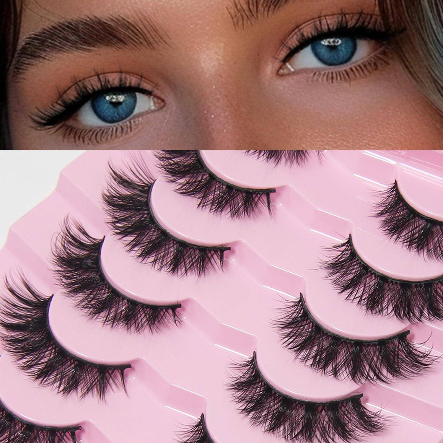 Nahaufnahme von blauen Augen mit dramatischen Wimpern über einer Anzeige von Kunstwimpern-Streifen auf rosa Verpackung.