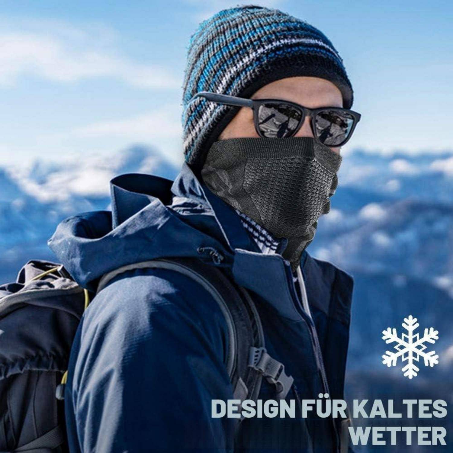 Porträt eines in Winterausrüstung eingewickelten Mannes mit Sonnenbrille, Gesichtsmaske und Rucksack vor schneebedeckten Bergen; Text lautet „DESIGN FÜR KALTES WETTER