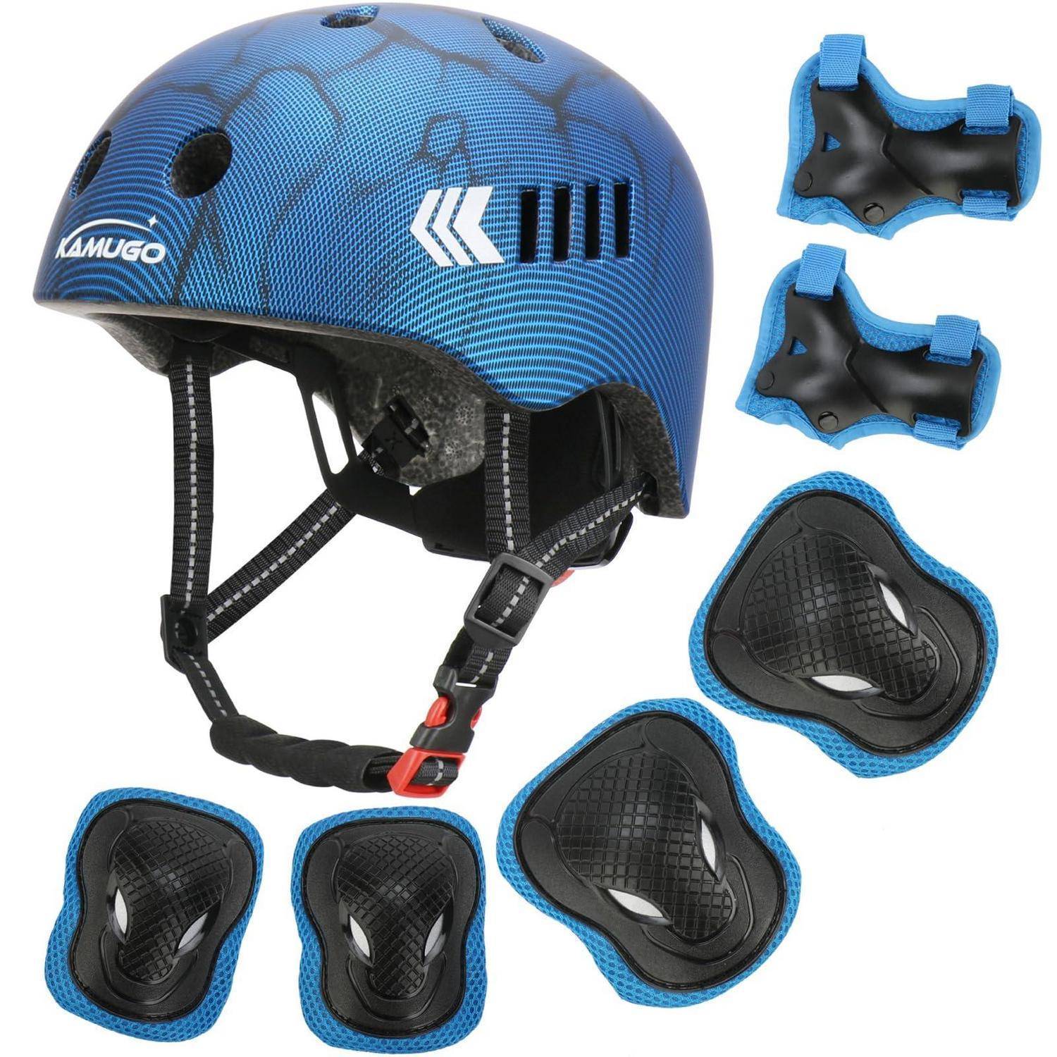 Blauer Kamugo-Schutzhelm mit Kinnriemen, abgebildet mit abnehmbaren schwarz-blauen Schutzpolstern oder Einsätzen, die daneben auf weißem Hintergrund angeordnet sind.