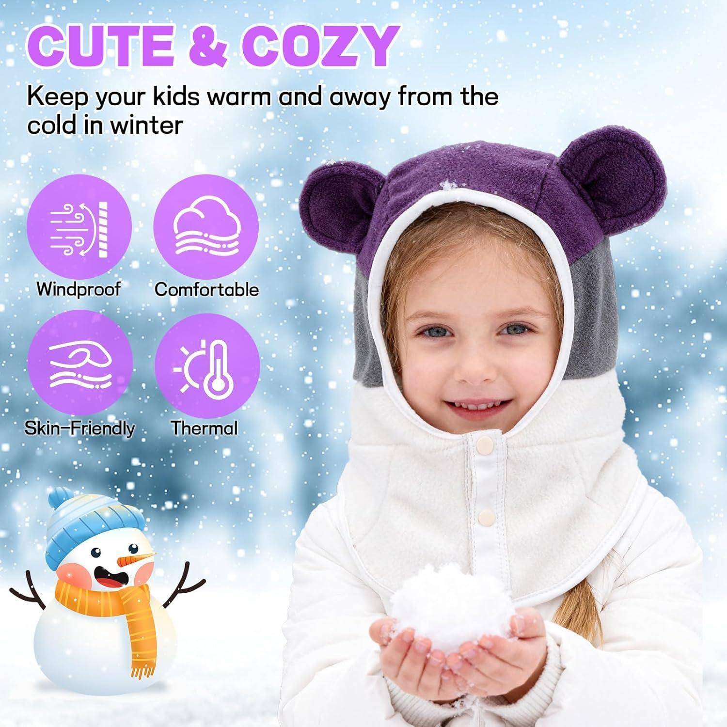 Winterkinderkapuzenjacke mit Bärenohren, dargestellt an einem lächelnden Kind im Schnee, vermarktet als „NIEDLICH & GEMÜTLICH