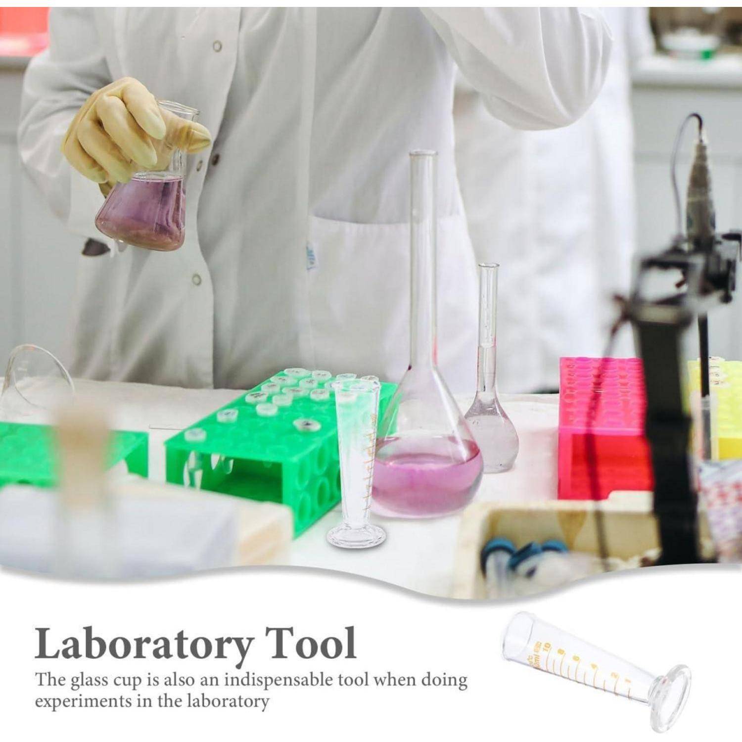 Wissenschaftler in einem Labor hält ein Glaskolben mit violetter Flüssigkeit, mit Glasgeräten und Reagenzglasständern auf einer Werkbank; die Bildunterschrift lautet 