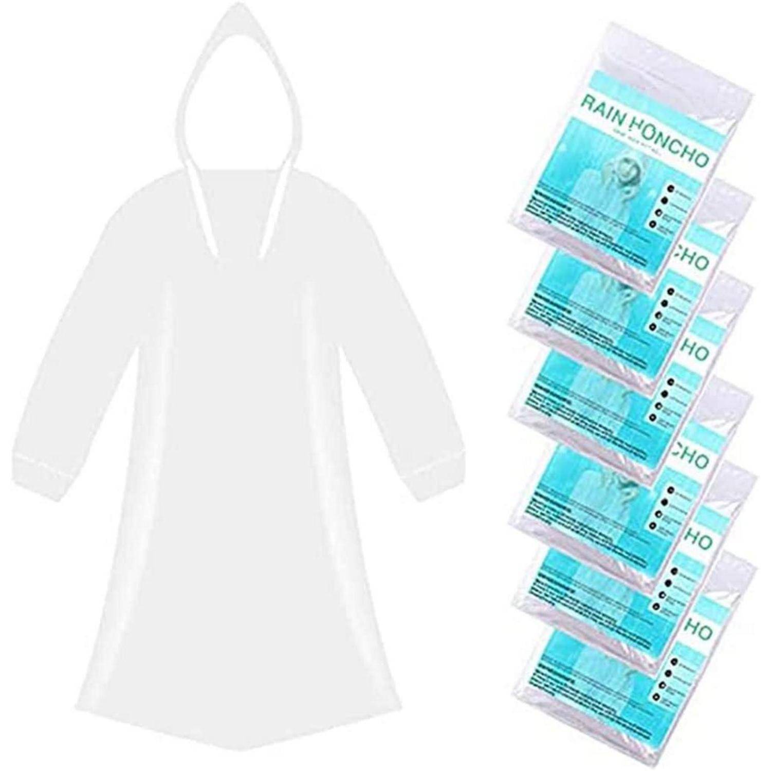 Einweghobby aus weißem Stoff mit Kapuze wird neben gestapelten verpackten Ponchos gezeigt, die mit 