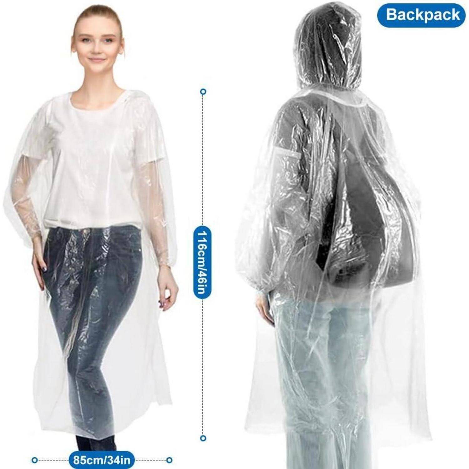 Modell zeigt einen klaren Kunststoff-Regenponcho mit Kapuze und Rucksackpassform; Vorder- und Rückansichten mit Größenetikett 116cm/46in Höhe und 85cm/34in Breite.