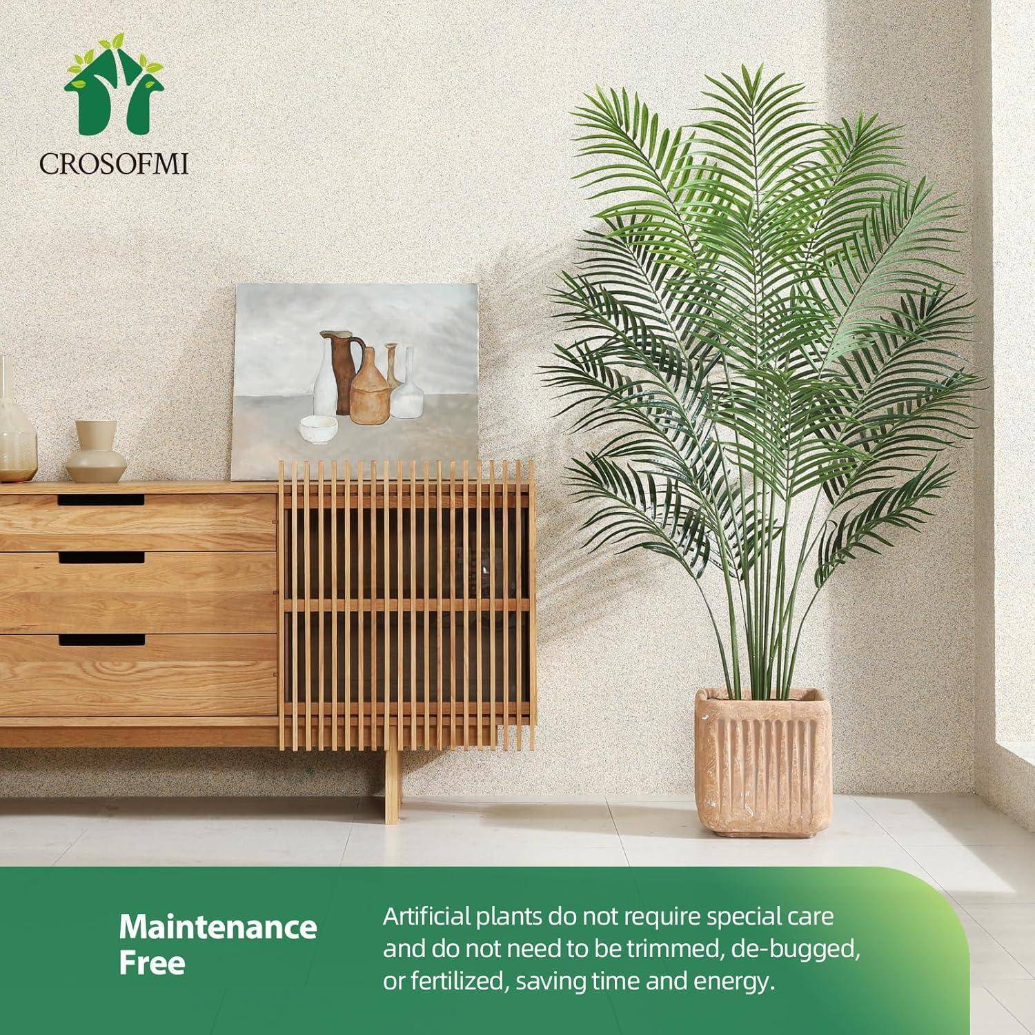 Künstliche getopfte Palme neben einem Holzschrank in einem hellen Raum; Text besagt „Wartungsfrei