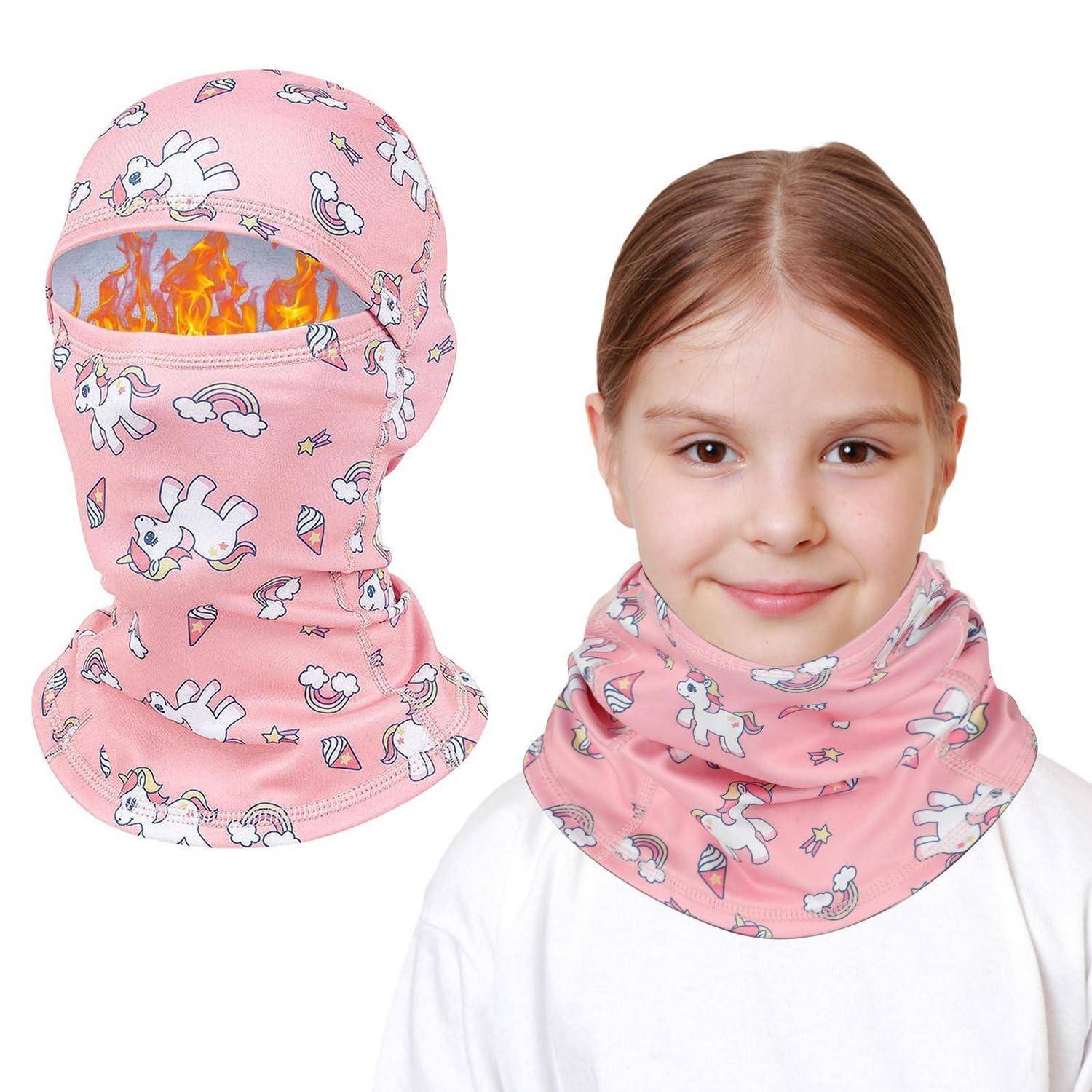 Rosa Einhorn-Print-Balaclava-Halsgaiter, gezeigt an einem Kind, mit einer Flammenillustration in der Öffnung, die ein Gesichtsschutz-Winterzubehör demonstriert.
