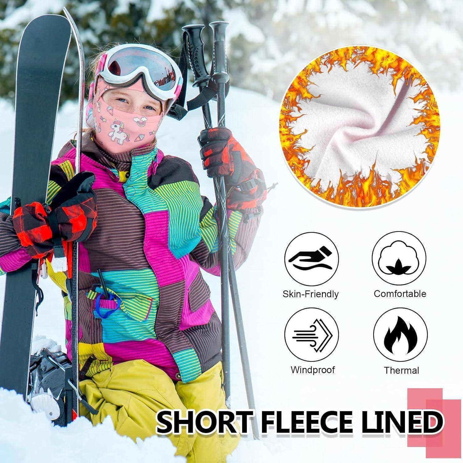 Lächelnder Skifahrer in bunter Winterkleidung, der Skier hält, mit Symbolen, die kurze Fleecefütterung, hautfreundlichkeit, Komfort, Windschutz und thermische Eigenschaften hervorheben.