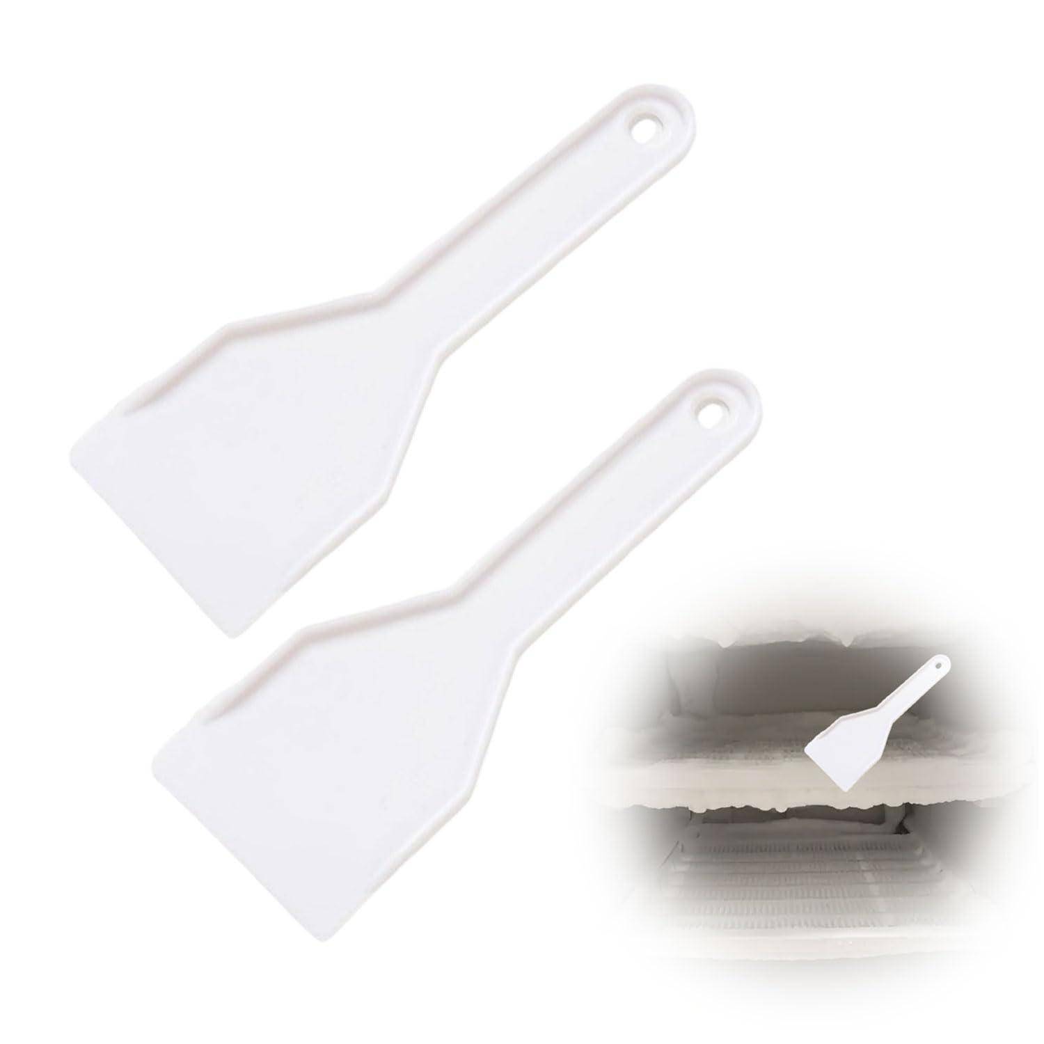Zwei weiße Kunststoff-Spachtelmesser mit Aufhängelöchern, plus eine kleine Detailaufnahme, die zeigt, wie eines zum Verteilen von Material auf einer Oberfläche verwendet wird.