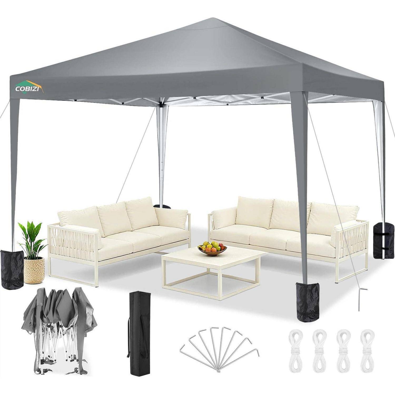 Graues Pop-up-Pavillon-Zelt mit Seitenwänden, dargestellt als Terrassenüberdachungs-Set, einschließlich Sofas, Couchtisch, Pflanze, Aufbewahrungstasche, Heringe und Gurte.