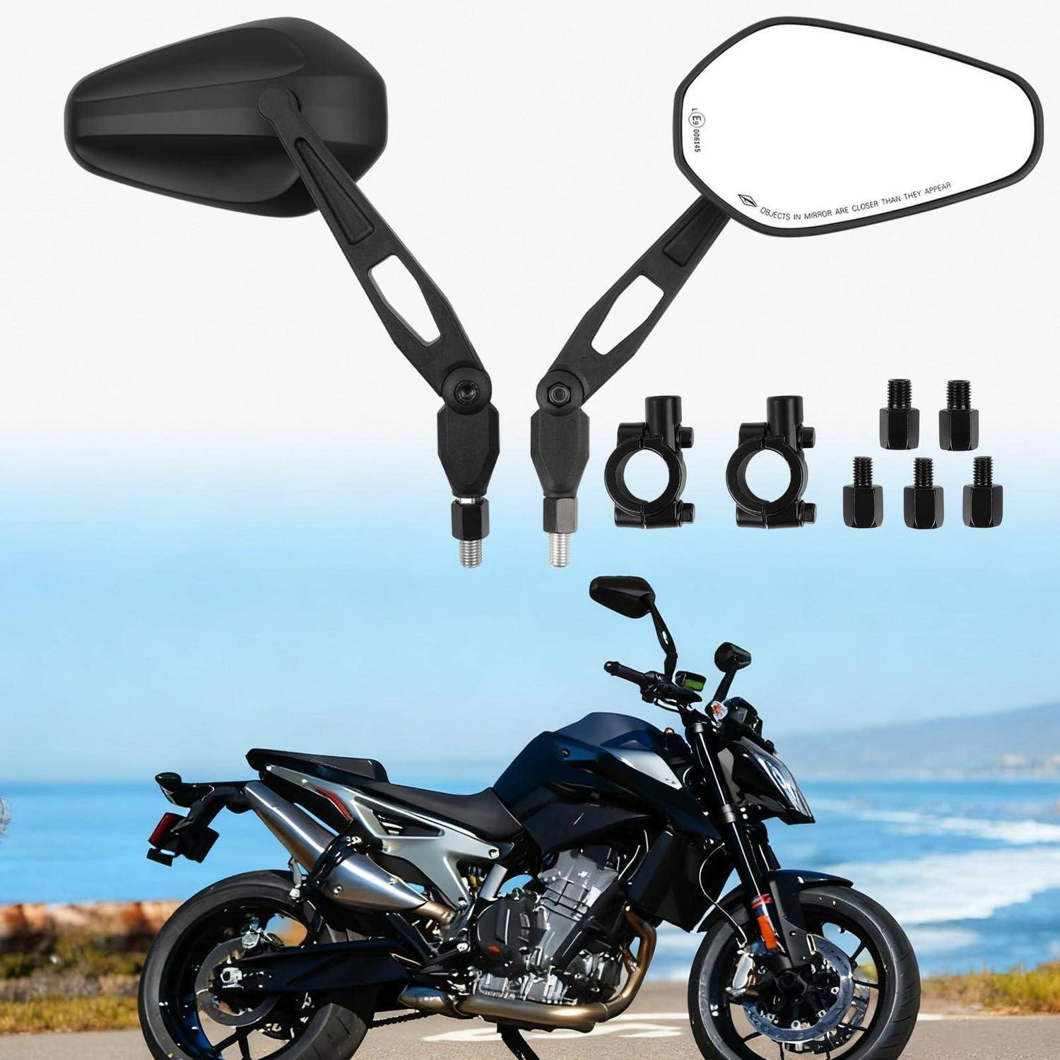 Motorrad-Rückspiegelset mit zwei Spiegeln, Befestigungskonsolen und Adaptern, dargestellt über einem Sportmotorrad am Meer.