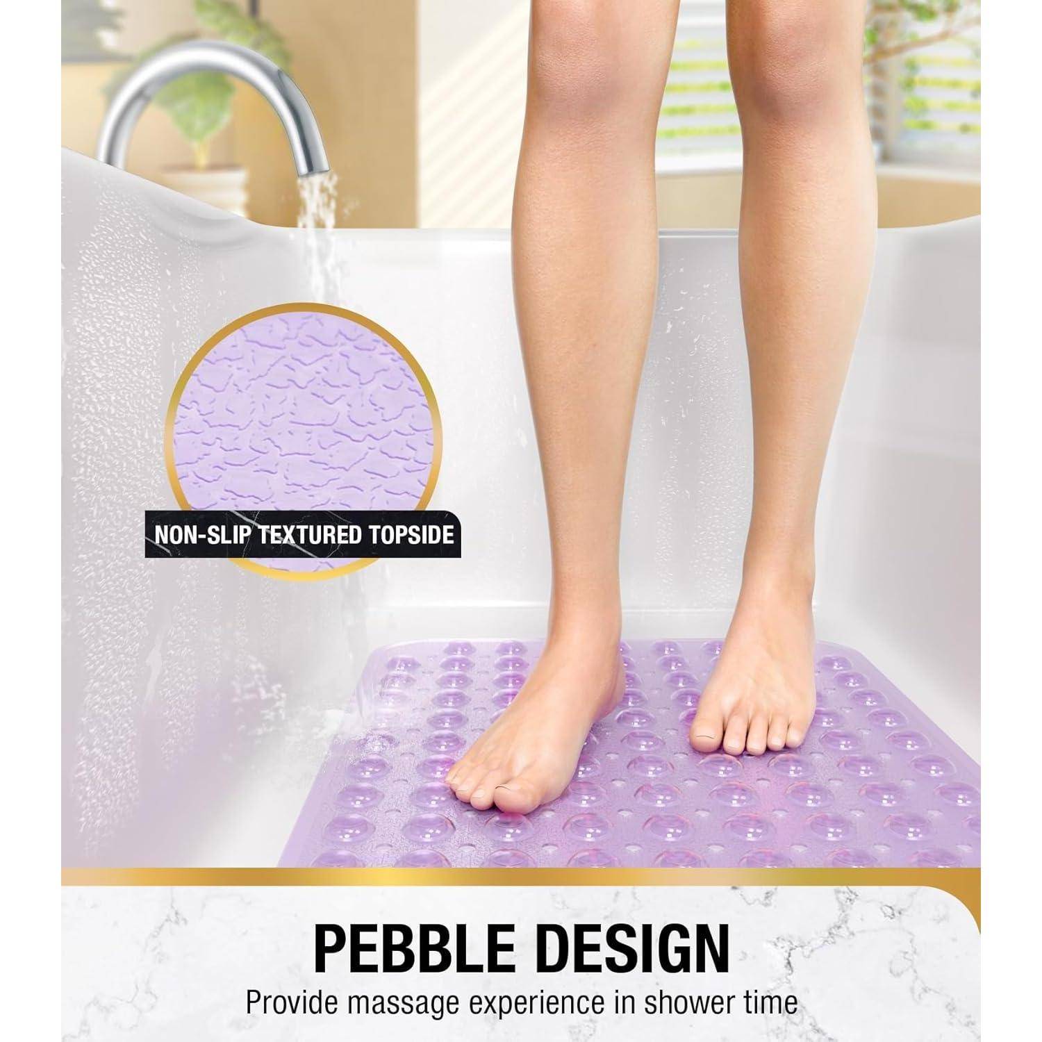 Füße, die auf einer lila kieselsteinstrukturierten Badematte in einer Dusche stehen, mit Beschriftungen, die 