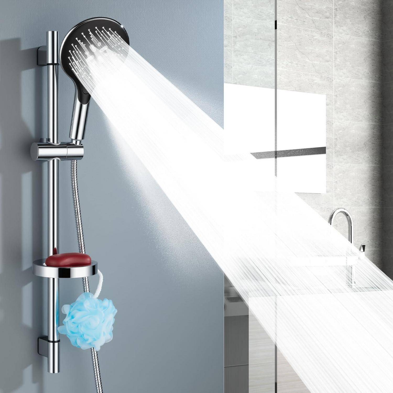 Chromglänzende Handbrause, die einen starken Wasserstrahl in einem modernen gefliesten Badezimmer sprüht, mit einem hängenden blauen Badeschwamm und einer roten Seifenschale auf der Stange.