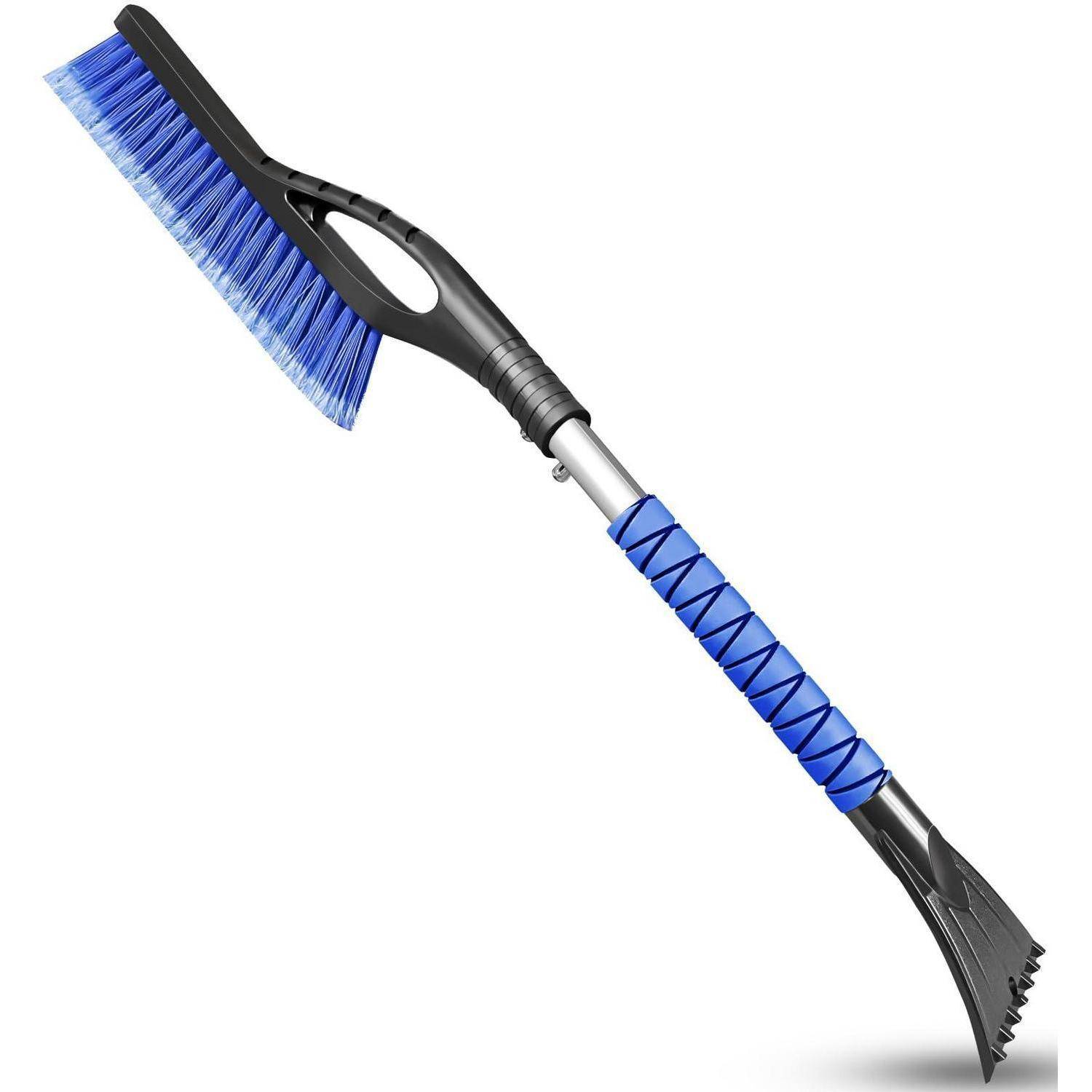 Eine blau-schwarze Schneebürste mit einem abgewinkelten Bürstenkopf und einem Eiskratzer-Griff zum Entfernen von Schnee und Eis von Fahrzeugen.