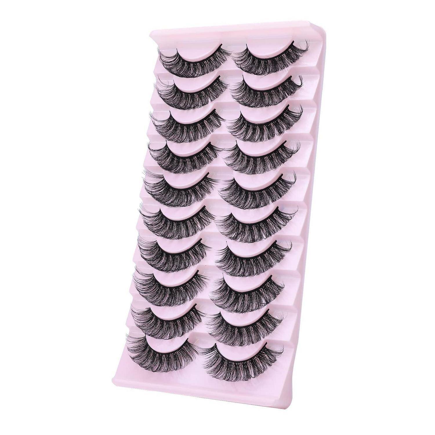 Ein rosa Tablett mit mehreren Paaren von künstlichen Wimpern, die in Reihen angeordnet sind.