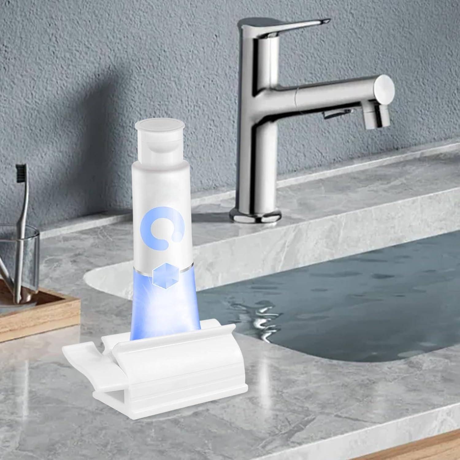 Weißer Zahnbürstensterilisator, der auf einem Badezimmertresen neben einem Waschbecken und einem Wasserhahn steht, mit blauem Licht, das von der Basis ausstrahlt.