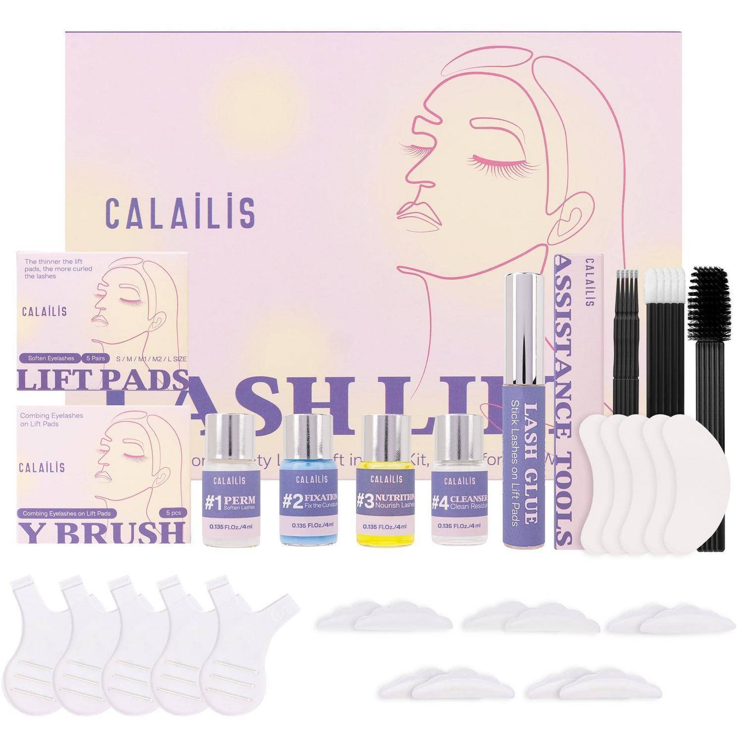 Werbe-Lash-Lift-Set mit Boxen, Leim, Lösungen, Bürsten, Pads und Applikatoren auf pastellrosa Hintergrund, gekennzeichnet mit CALAILIS und LIFT PADS.
