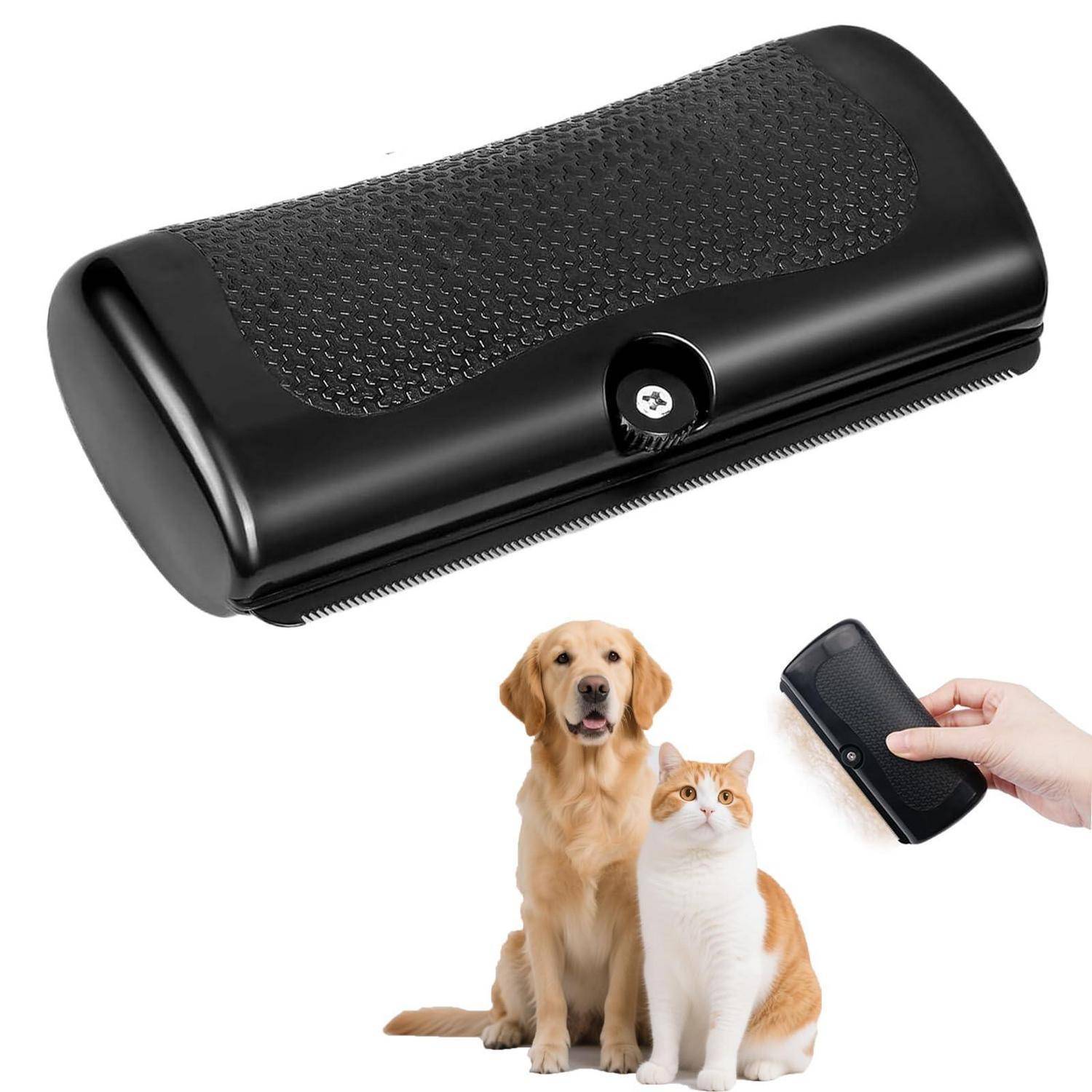 Schwarze Haustierpflegebürste und Entfilzungskamm, die oben über einem Hund und einer Katze gezeigt werden, mit einer Hand, die die Bürste zur Verwendung bei Haustieren hält.