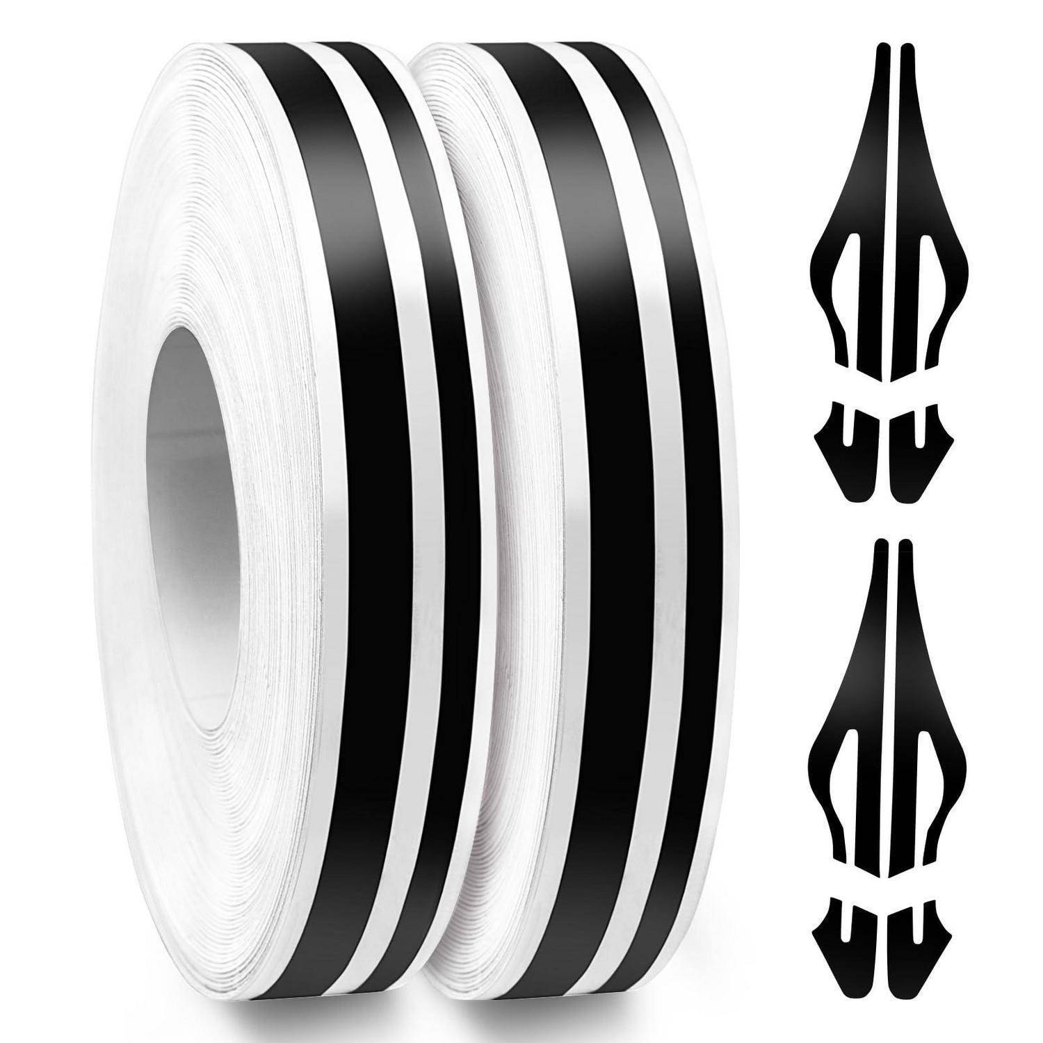 Zwei Rollen schwarzweiß gestreiftem Klebeband mit dekorativen spitzen Emblem-Aufklebern, die rechts auf weißem Hintergrund gezeigt werden.