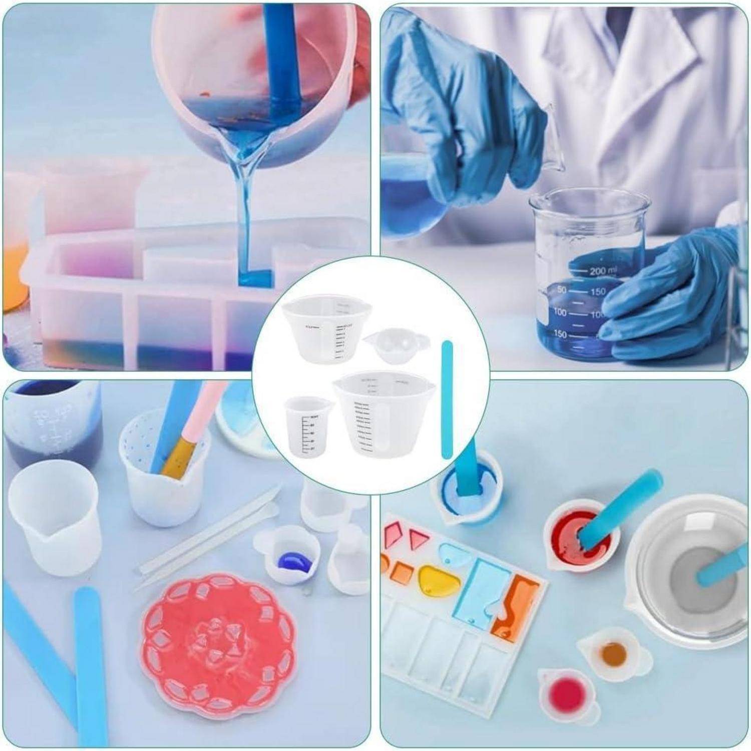 Collage von durchsichtigen kunststoff-labormessbechern und bechergläsern mit blauer flüssigkeit in einem wissenschaftlichen experiment.
