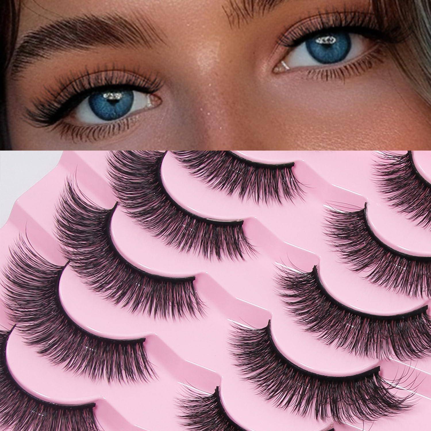 Nahaufnahme von blauen Augen mit langen Wimpern über einer Anzeige von Wimpernstreifen auf rosa Verpackung.