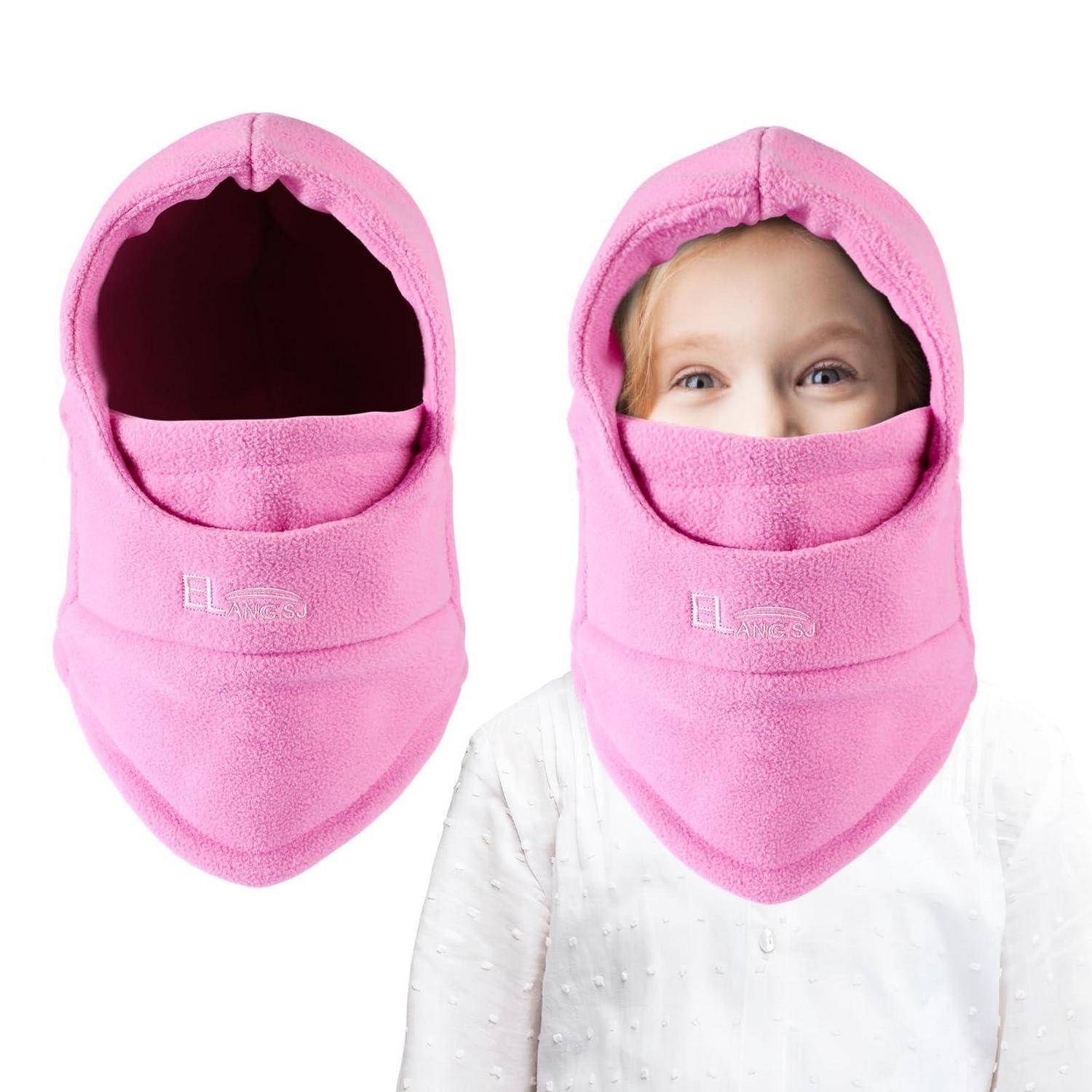Kind, das eine rosa Fleece-Sturmhaube trägt, mit nur sichtbaren Augen, neben derselben Haube ohne Gesicht darin gezeigt.
