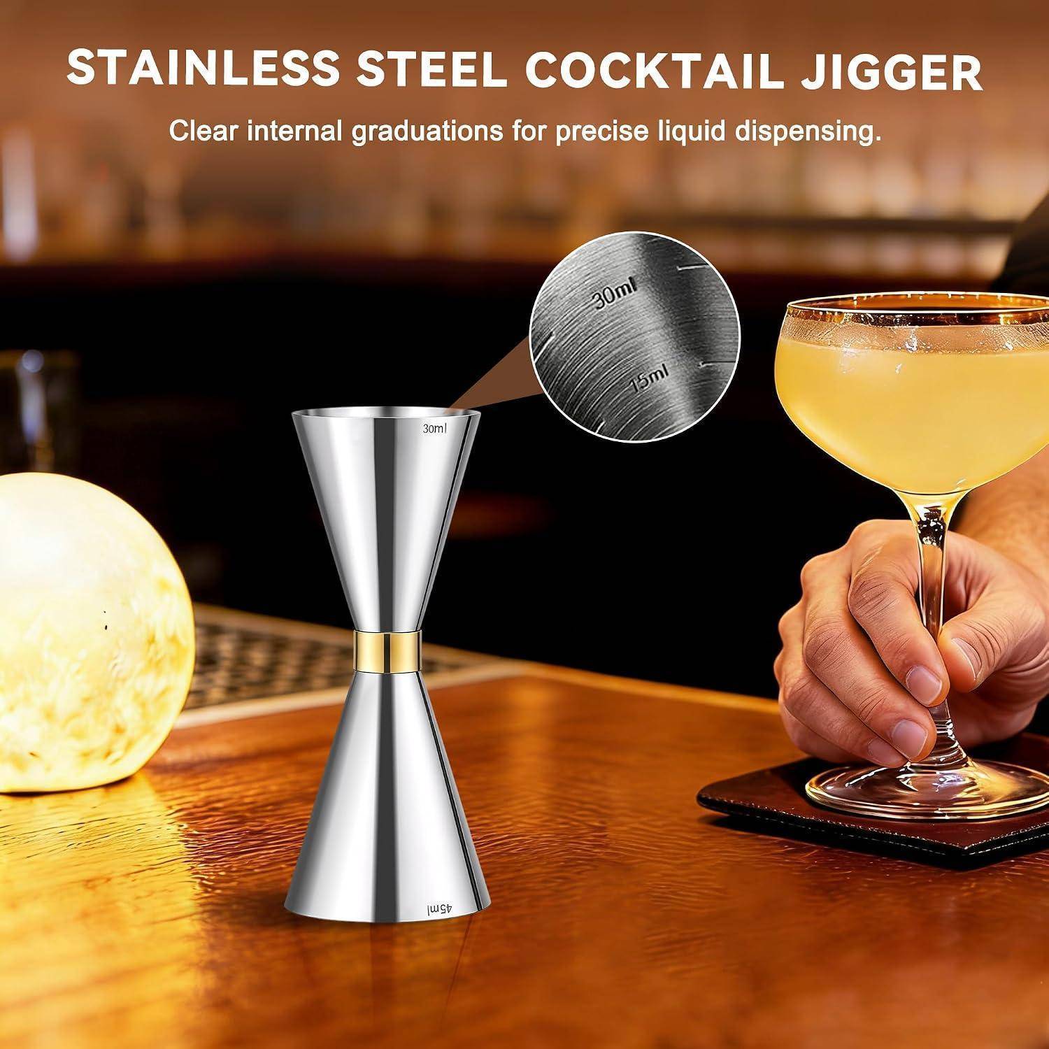 Edelstahl-Cocktail-Jigger auf einer Bartheke, gezeigt mit einer Hand, die ein Martiniglas hält, und einer Nahaufnahme der inneren Messskalierungen.