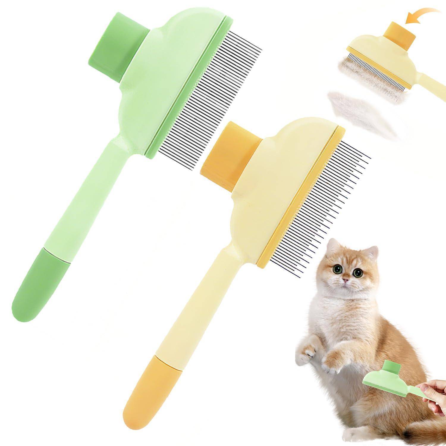 Zwei Haustierpflegebürsten mit feinen Metallzähnen, dargestellt in Grün und Gelb, kämmen das Fell einer Katze; ein kleines Einschub zeigt die Bürste beim Reinigen von Haaren.