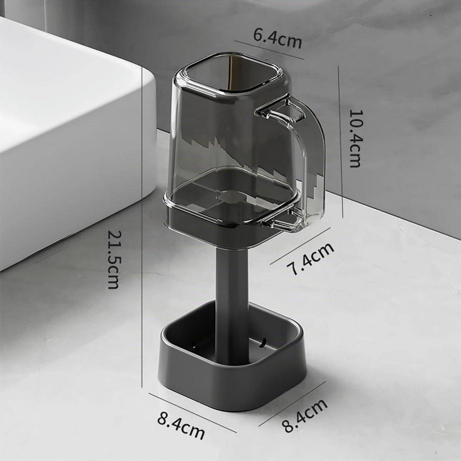 Produktabmessungsdiagramm eines modernen Schreibtischaccessoires: ein 21,5 cm hohes Gestell mit 8,4 cm quadratischer Basis, 6,4 cm Oberkante und 10,4 cm Höhe für die obere Halterung.
