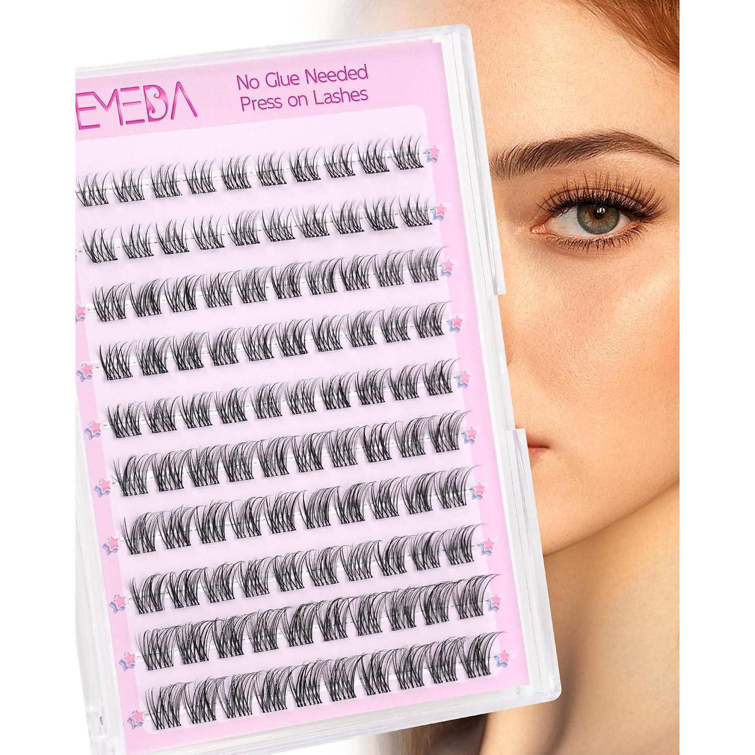 Nahaufnahme einer Frau, die eine Packung „No Glue Needed Press on Lashes