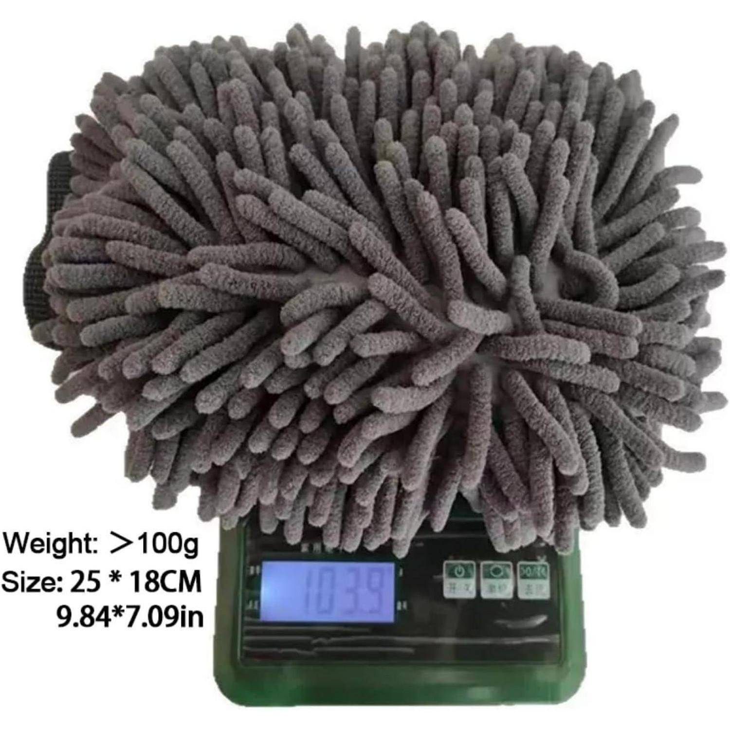 Graue Chenille-Mikrofaser-Reinigungshandschuh auf einer digitalen Waage, gezeigt beim Wiegen von über 100 g; Text notiert Größe 25 x 18 cm (9,84 x 7,09 Zoll).