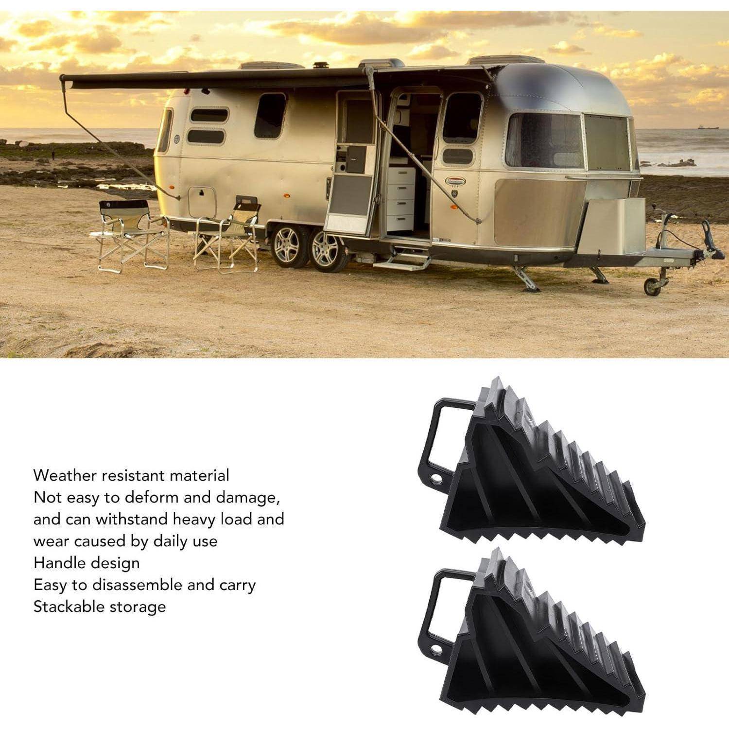 Airstream-Anhänger am Strand bei Sonnenuntergang mit Markise, Stühlen und Anhängekupplung; darunter zeigt eine Produktgrafik stapelbare schwarze Radkeile mit Text über Witterungsbeständigkeit, Langlebigkeit und Griffdesign.